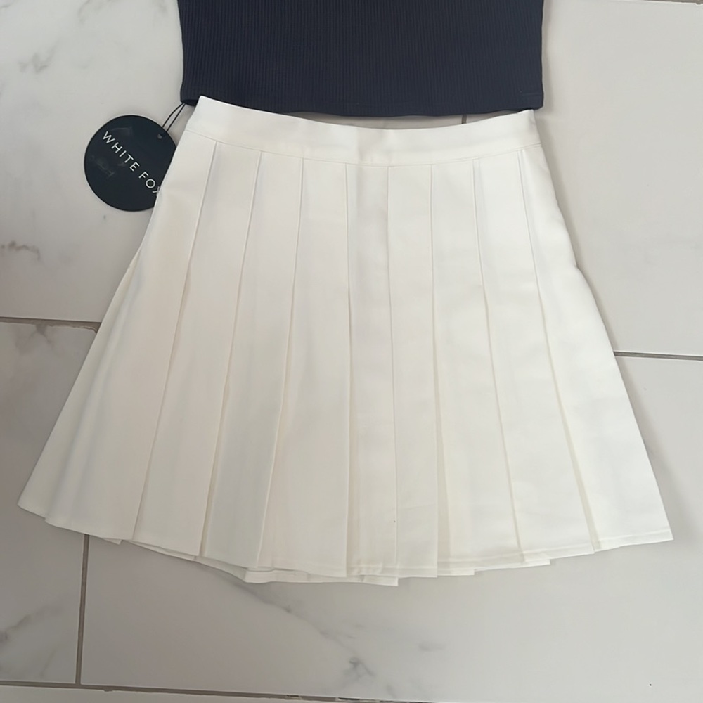 White fox boutique white pleated skort and cropped top - Picture 2 of 5
